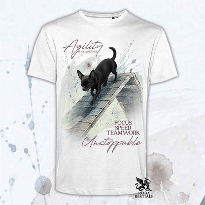 T-shirt bianco stampata con un Chihuahua a pelo corto che fa Agility. Grafica originale Roba Bestiale, collezione A-Frame