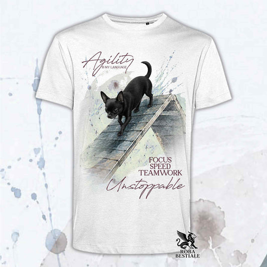 T-shirt bianco stampata con un Chihuahua a pelo corto che fa Agility. Grafica originale Roba Bestiale, collezione A-Frame