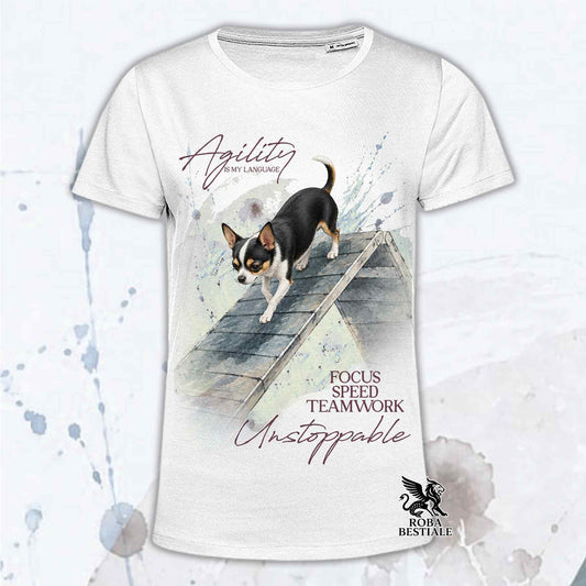 T-shirt bianca stampata con un Chihuahua a pelo corto che fa Agility. Grafica originale Roba Bestiale, collezione A-Frame