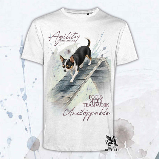 T-shirt bianca stampata con un Chihuahua a pelo corto che fa Agility. Grafica originale Roba Bestiale, collezione A-Frame