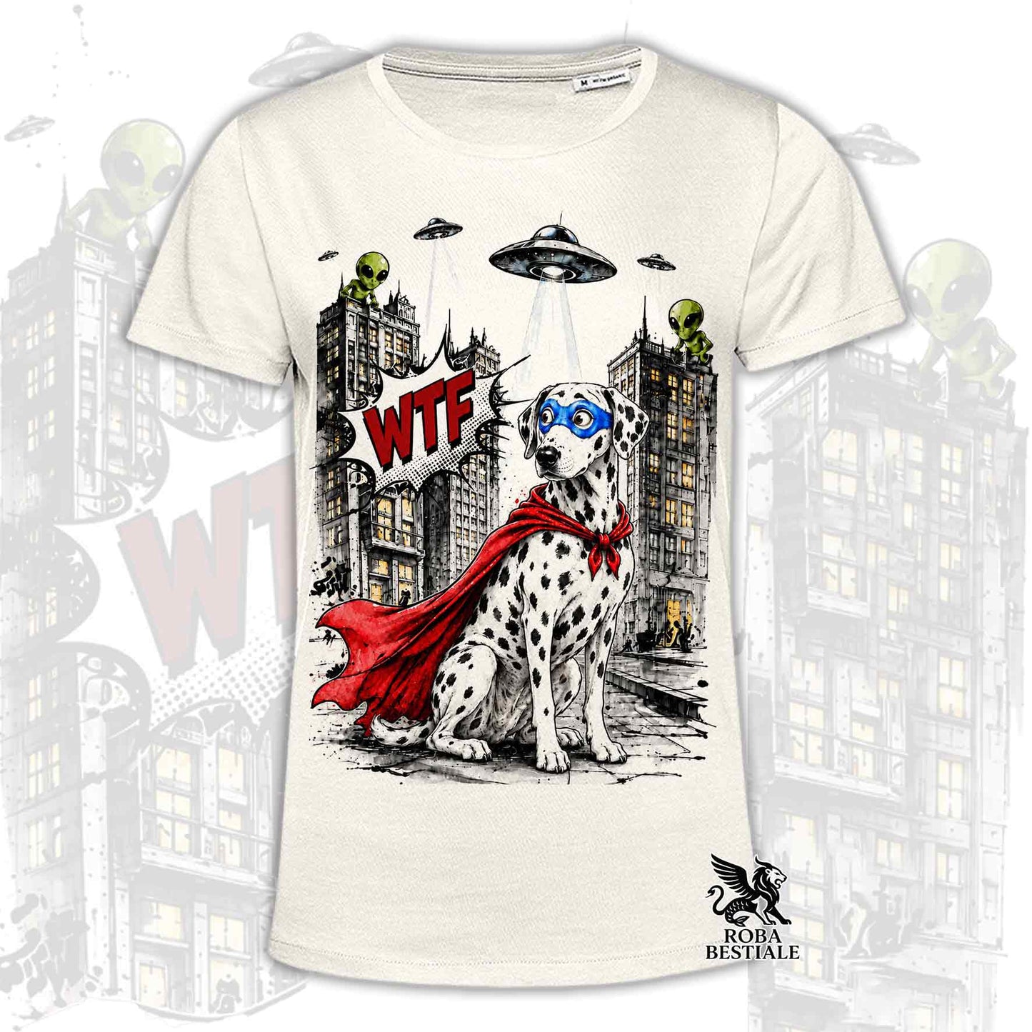 T-shirt beige stampata con un Dalmata con espressione sorpresa, vestito da Super Eroe. Grafica originale Roba Bestiale, collezione Hero