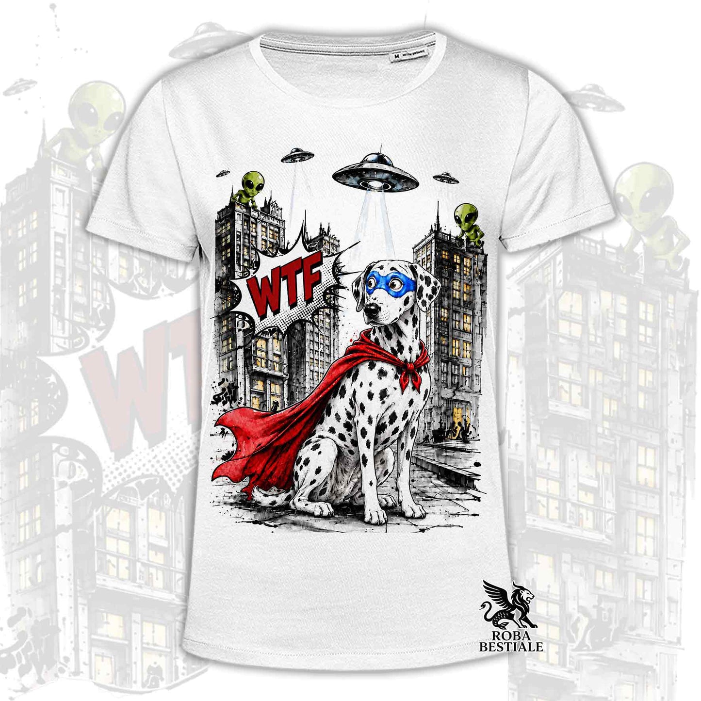 T-shirt bianca stampata con un Dalmata con espressione sorpresa, vestito da Super Eroe. Grafica originale Roba Bestiale, collezione Hero