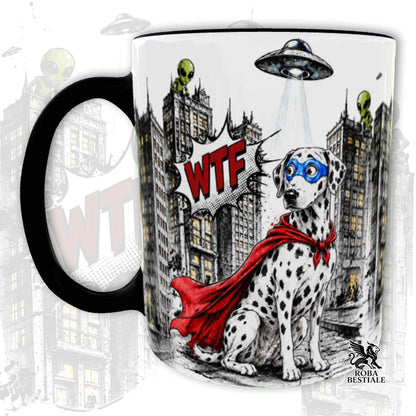 Tazza nera stampata con un Dalmata con espressione sorpresa, vestito da Super Eroe. Grafica originale Roba Bestiale, collezione Hero