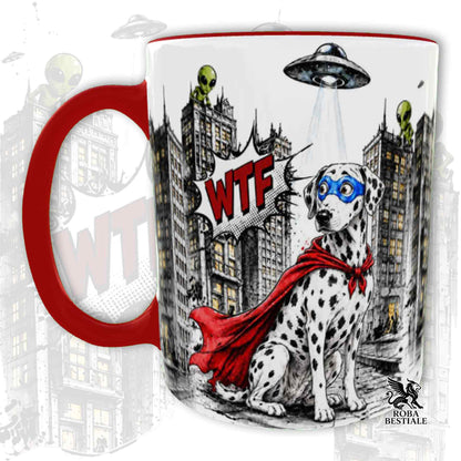 Tazza rossa stampata con un Dalmata con espressione sorpresa, vestito da Super Eroe. Grafica originale Roba Bestiale, collezione Hero