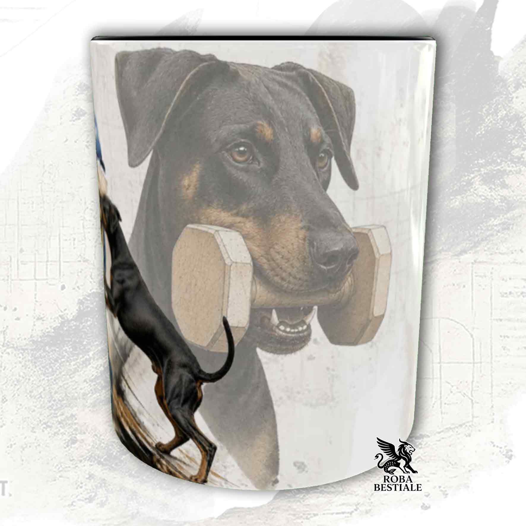 Tazza bianca con dettagli neri stampata una grafica originale di Roba Bestiale con un Dobermann che fa IGP