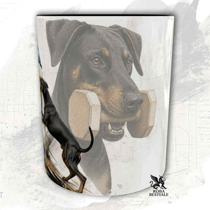 Tazza bianca con dettagli neri stampata una grafica originale di Roba Bestiale con un Dobermann che fa IGP