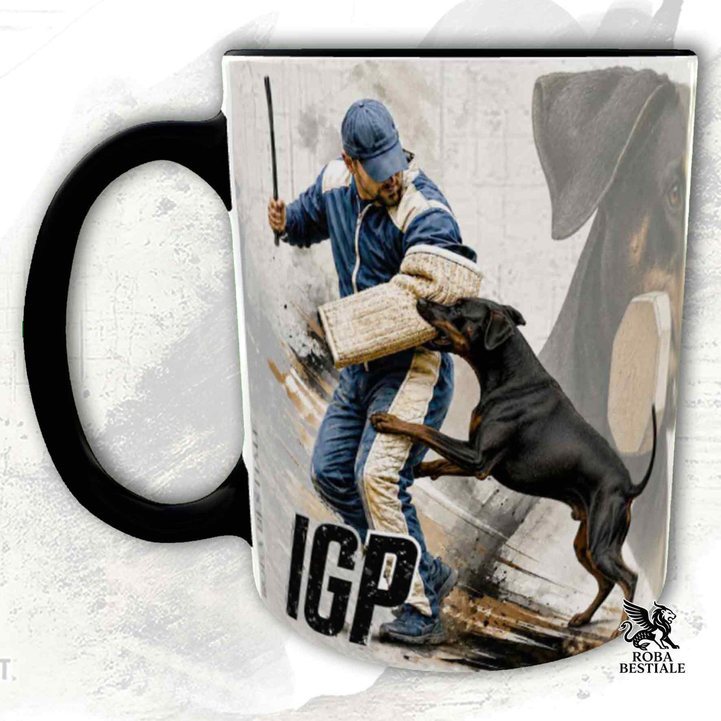 Tazza bianca con dettagli neri stampata una grafica originale di Roba Bestiale con un Dobermann che fa IGP