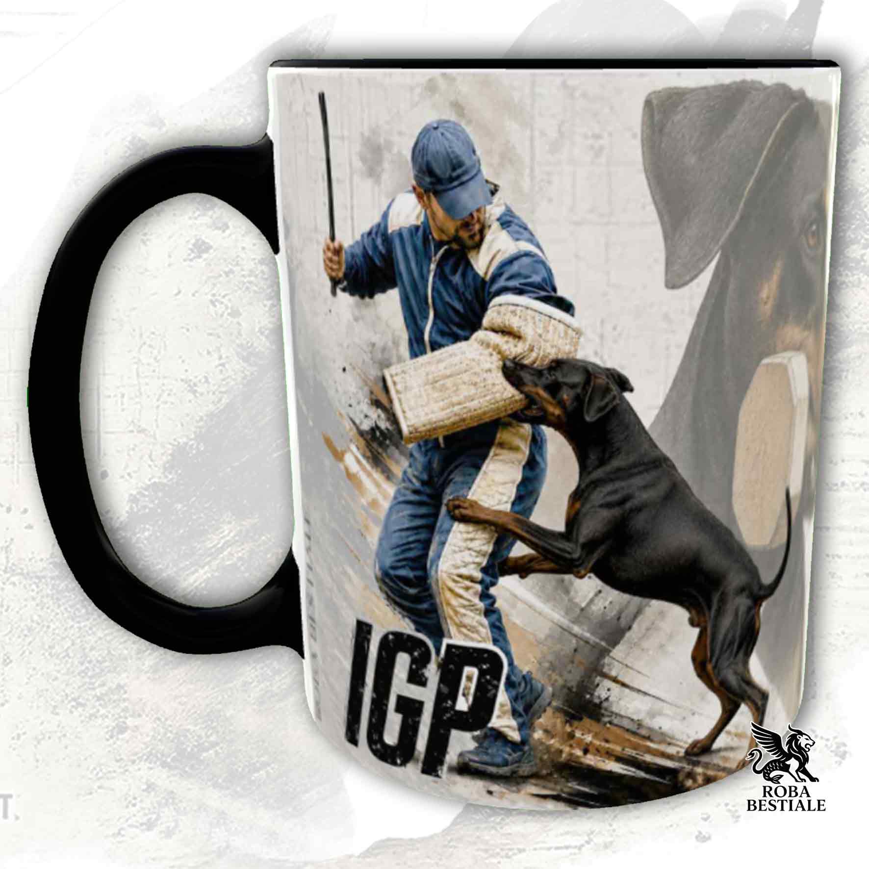 Tazza bianca con dettagli neri stampata una grafica originale di Roba Bestiale con un Dobermann che fa IGP