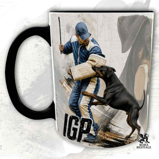 Tazza bianca con dettagli neri stampata una grafica originale di Roba Bestiale con un Dobermann che fa IGP