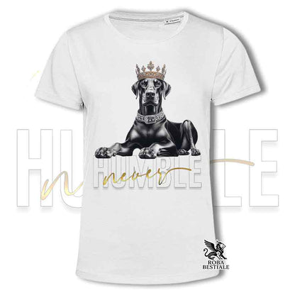 T-shirt stampata con un Dobermann, colore bianco con grafica Never Humble