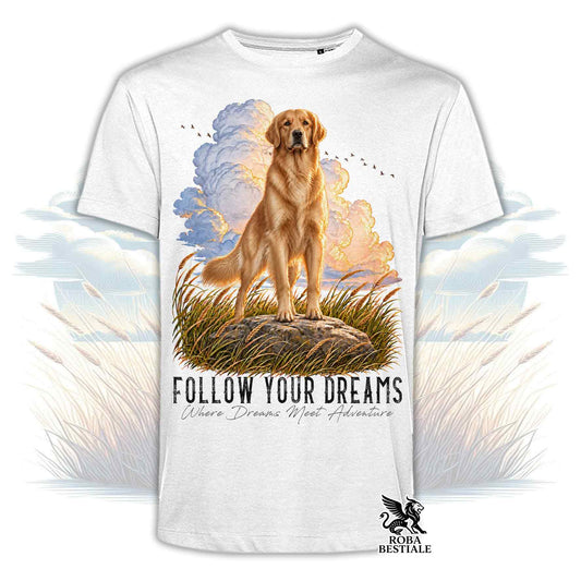 Maglietta bianca con stampa golden retriever e scritta “Follow Your Dreams”.