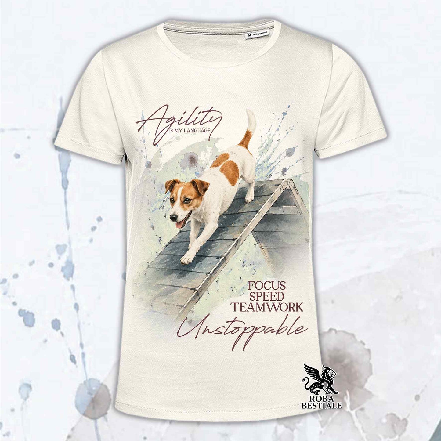 T-shirt beige stampata con un Jack Russell Terrier che fa Agility. Grafica originale Roba Bestiale, collezione A-Frame