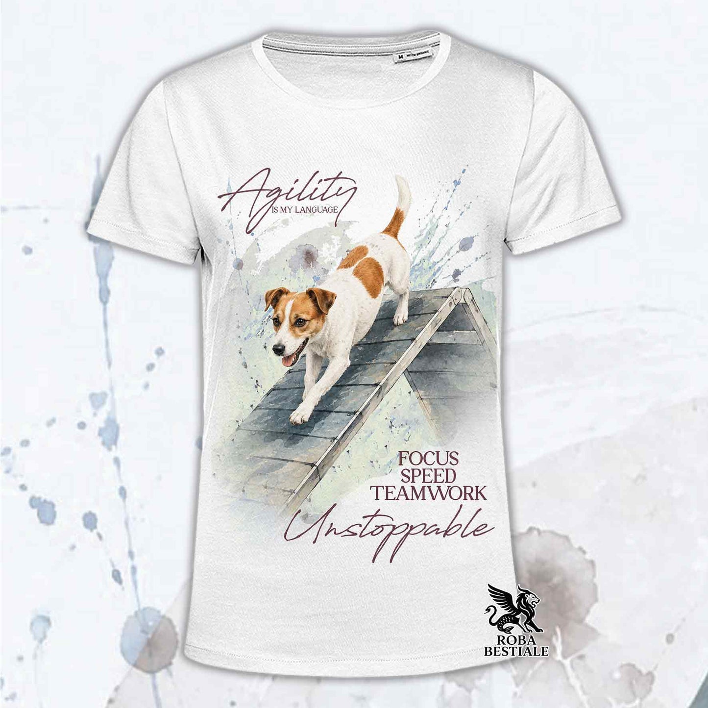 T-shirt bianca stampata con un Jack Russell Terrier che fa Agility. Grafica originale Roba Bestiale, collezione A-Frame