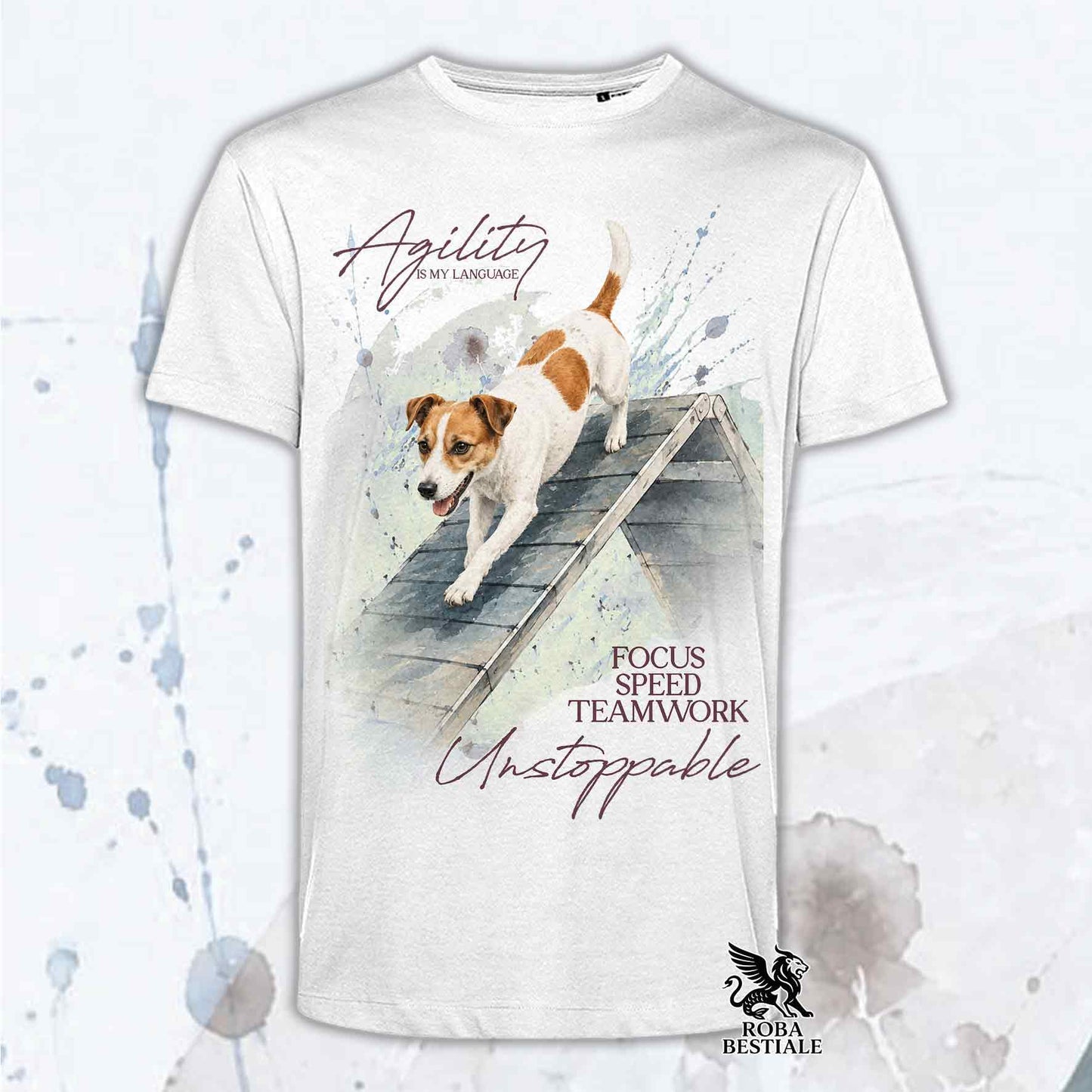 T-shirt bianca stampata con un Jack Russell Terrier che fa Agility. Grafica originale Roba Bestiale, collezione A-Frame