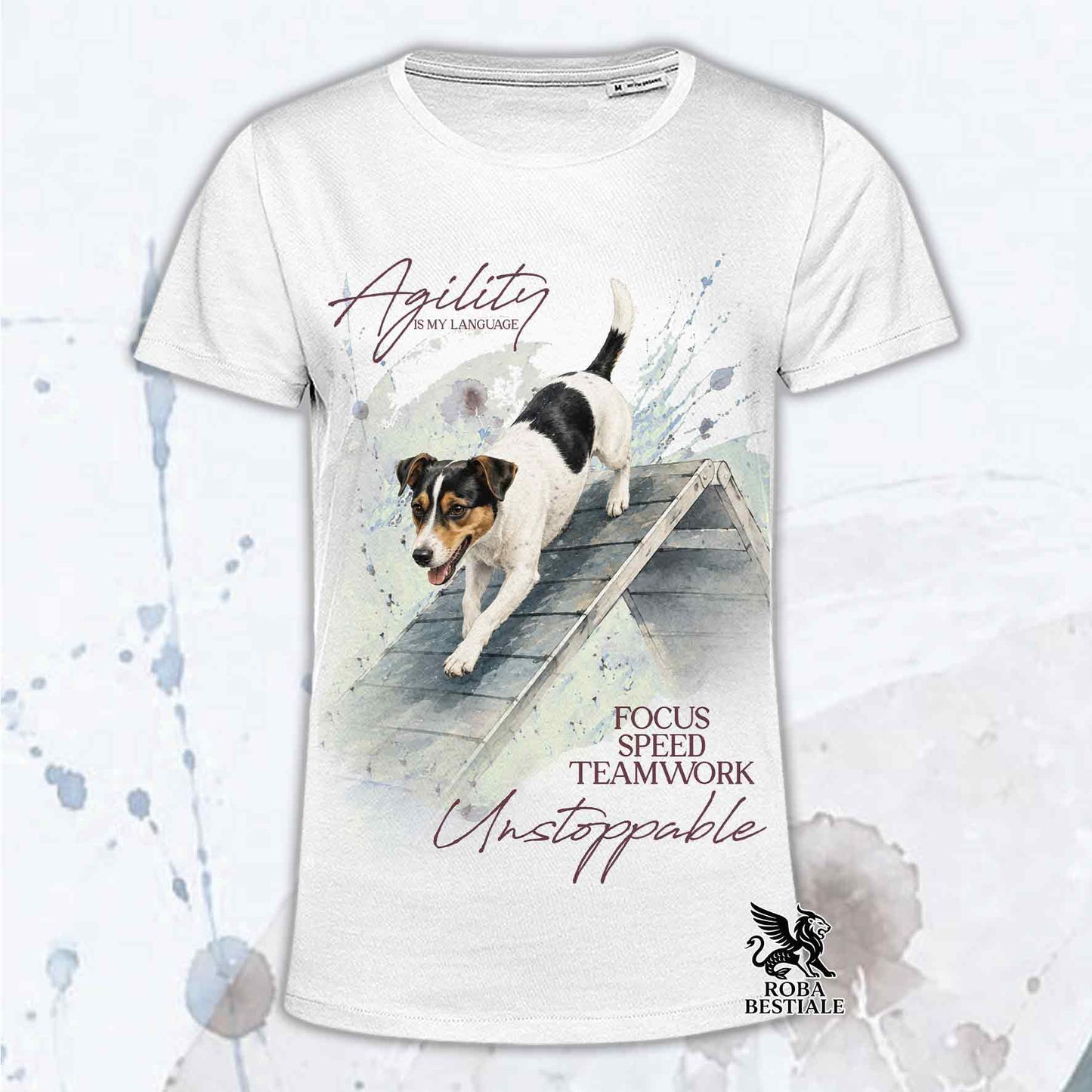 T-shirt bianca stampata con un Jack Russell Terrier che fa Agility. Grafica originale Roba Bestiale, collezione A-Frame