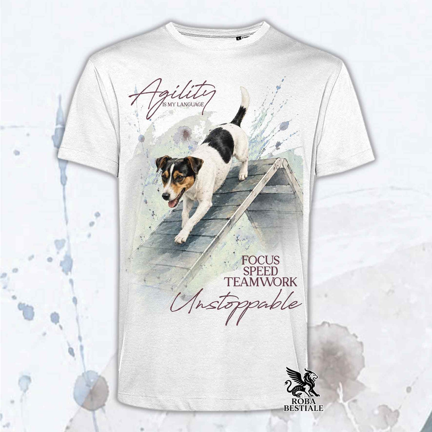 T-shirt bianca stampata con un Jack Russell Terrier che fa Agility. Grafica originale Roba Bestiale, collezione A-Frame