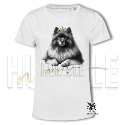 T-shirt bianca stampata con un Keeshond, grafica Never Humble