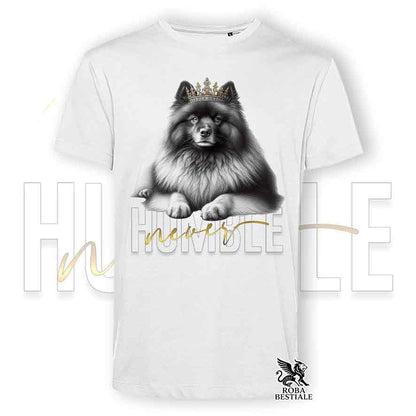 T-shirt bianca stampata con un Keeshond, grafica Never Humble