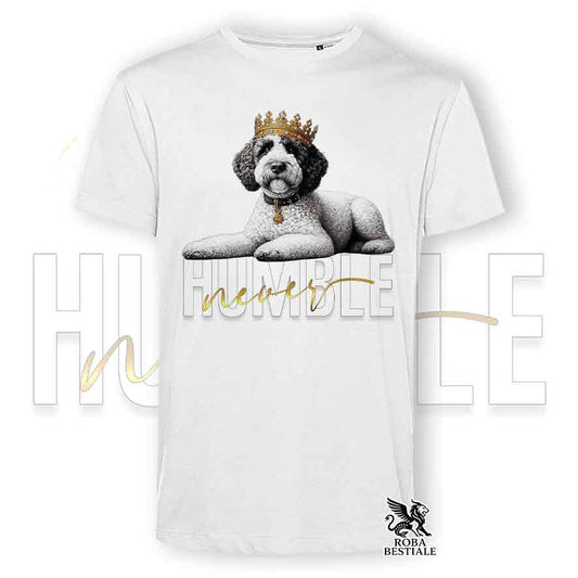 T-shirt stampata con un Lagotto Romagnolo, colore bianco con grafica Never Humble