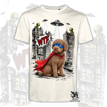 T-shirt beige stampata con un Lagotto Romagnolo con espressione sorpresa, vestito da Super Eroe. Grafica originale Roba Bestiale, collezione Hero