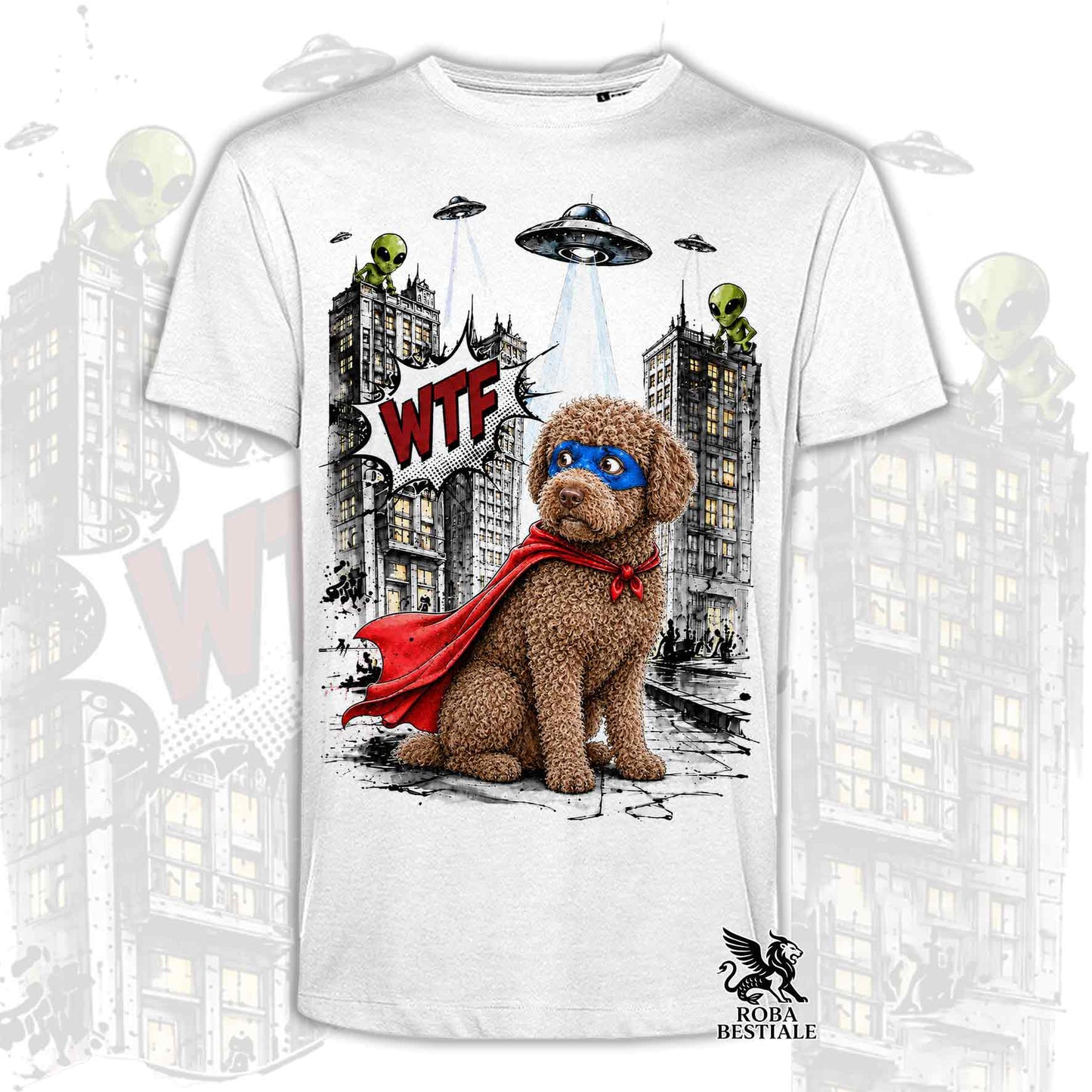 T-shirt bianca stampata con un Lagotto Romagnolo con espressione sorpresa, vestito da Super Eroe. Grafica originale Roba Bestiale, collezione Hero