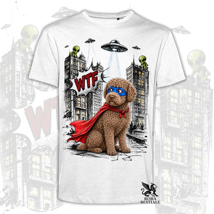 T-shirt bianca stampata con un Lagotto Romagnolo con espressione sorpresa, vestito da Super Eroe. Grafica originale Roba Bestiale, collezione Hero