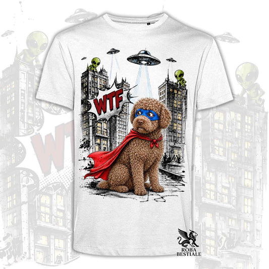 T-shirt bianca stampata con un Lagotto Romagnolo con espressione sorpresa, vestito da Super Eroe. Grafica originale Roba Bestiale, collezione Hero