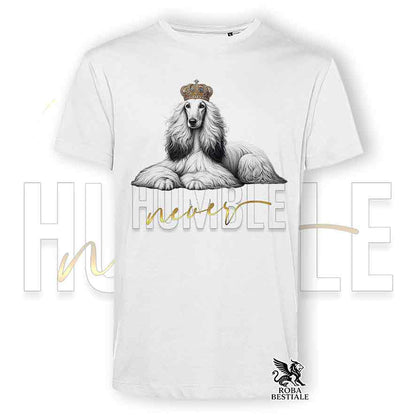 T-shirt stampata con un Levriero Afgano, colore bianco con grafica Never Humble