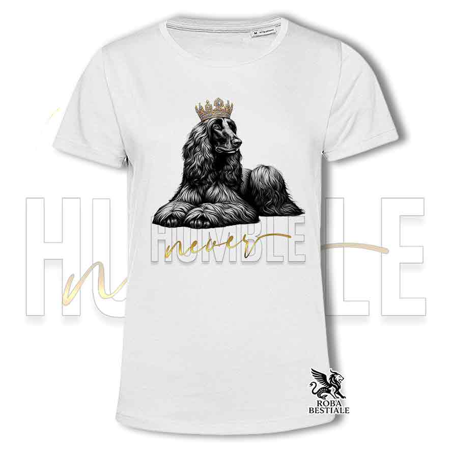 T-shirt stampata con un Levriero Afgano, colore bianco con grafica Never Humble