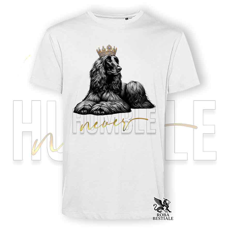 T-shirt stampata con un Levriero Afgano, colore bianco con grafica Never Humble