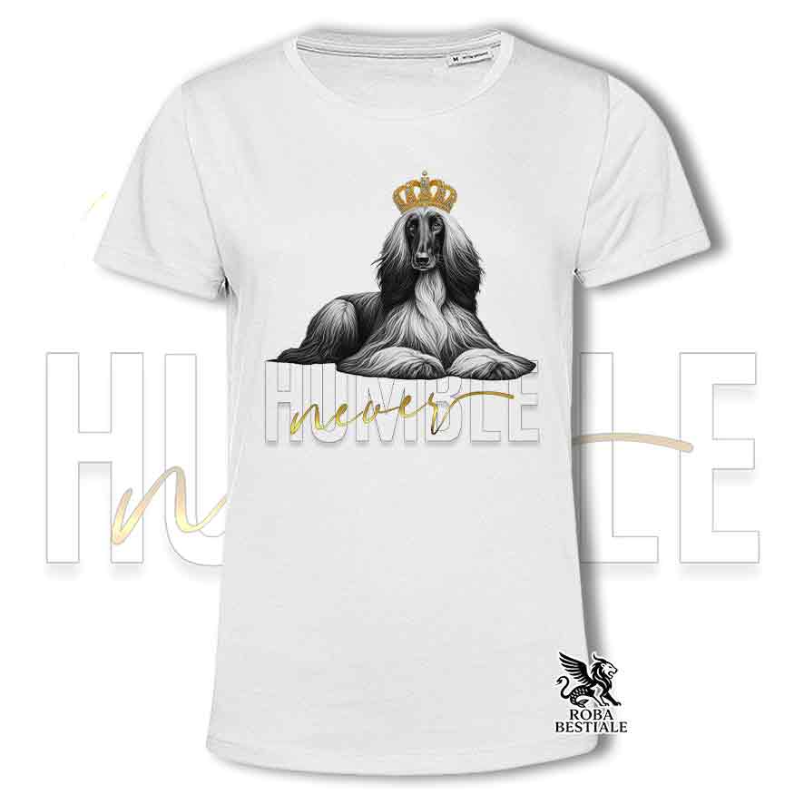 T-shirt stampata con un Levriero Afgano, colore bianco con grafica Never Humble