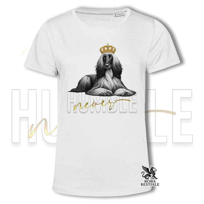T-shirt stampata con un Levriero Afgano, colore bianco con grafica Never Humble