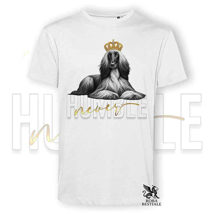 T-shirt stampata con un Levriero Afgano, colore bianco con grafica Never Humble