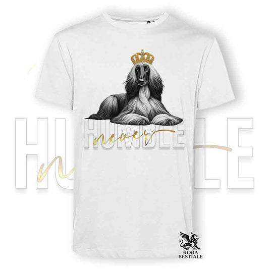 T-shirt stampata con un Levriero Afgano, colore bianco con grafica Never Humble
