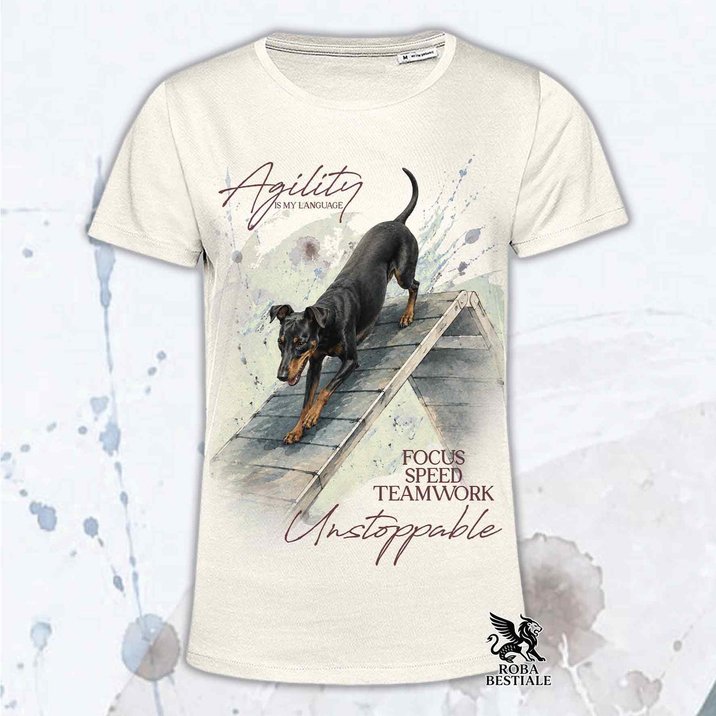 T-shirt beige stampata con un Manchester Terrier che fa Agility. Grafica originale Roba Bestiale, collezione A-Frame
