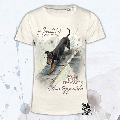 T-shirt beige stampata con un Manchester Terrier che fa Agility. Grafica originale Roba Bestiale, collezione A-Frame