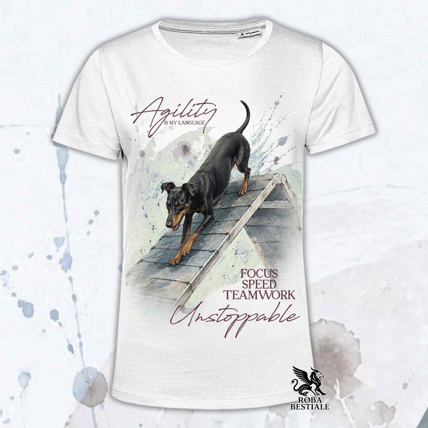 T-shirt bianca stampata con un Manchester Terrier che fa Agility. Grafica originale Roba Bestiale, collezione A-Frame