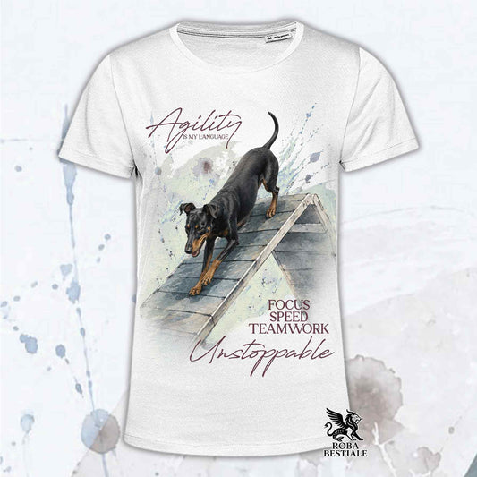 T-shirt bianca stampata con un Manchester Terrier che fa Agility. Grafica originale Roba Bestiale, collezione A-Frame