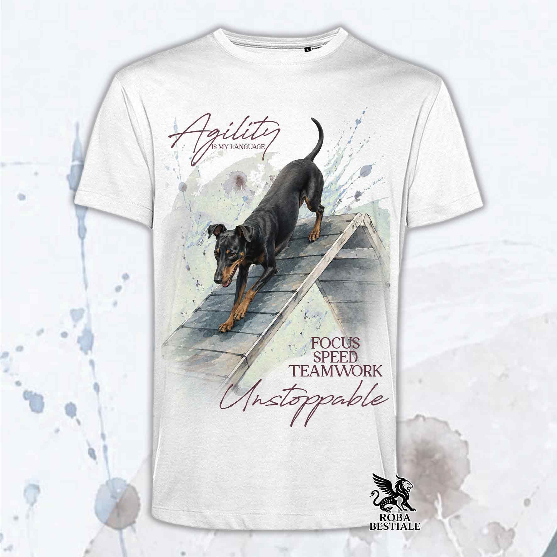 T-shirt bianca stampata con un Manchester Terrier che fa Agility. Grafica originale Roba Bestiale, collezione A-Frame