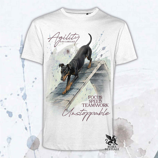 T-shirt bianca stampata con un Manchester Terrier che fa Agility. Grafica originale Roba Bestiale, collezione A-Frame