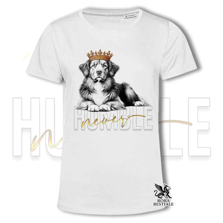 T-shirt stampata con un Nova Scotia Duck Tolling Retriever, colore bianco con grafica Never Humble