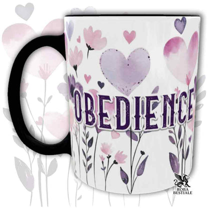Tazza con dettagli nera stampata con una grafica dedicata all'Obedience, collezione Candy