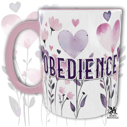 Tazza con dettagli rosa stampata con una grafica dedicata all'Obedience, collezione Candy