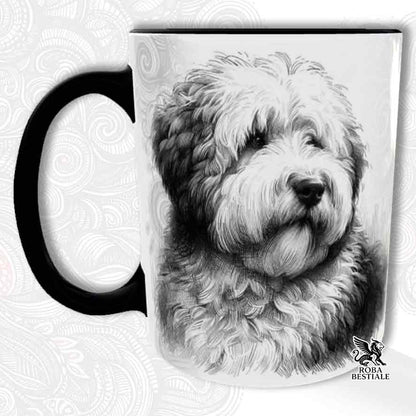 Tazza bianca con dettagli neri, stampata con un Old English Sheepdog, grafica Doodle
