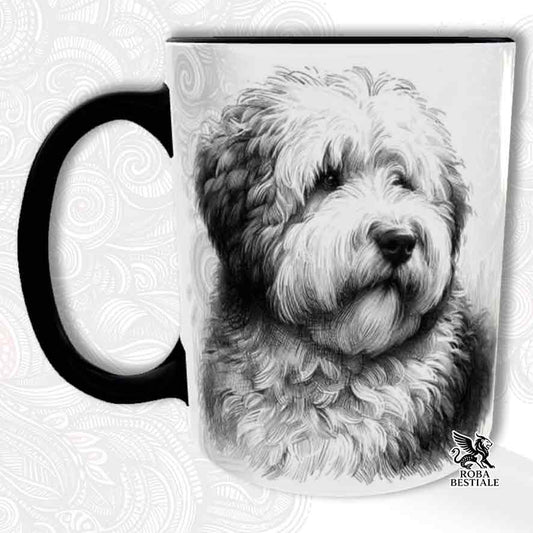 Tazza bianca con dettagli neri, stampata con un Old English Sheepdog, grafica Doodle