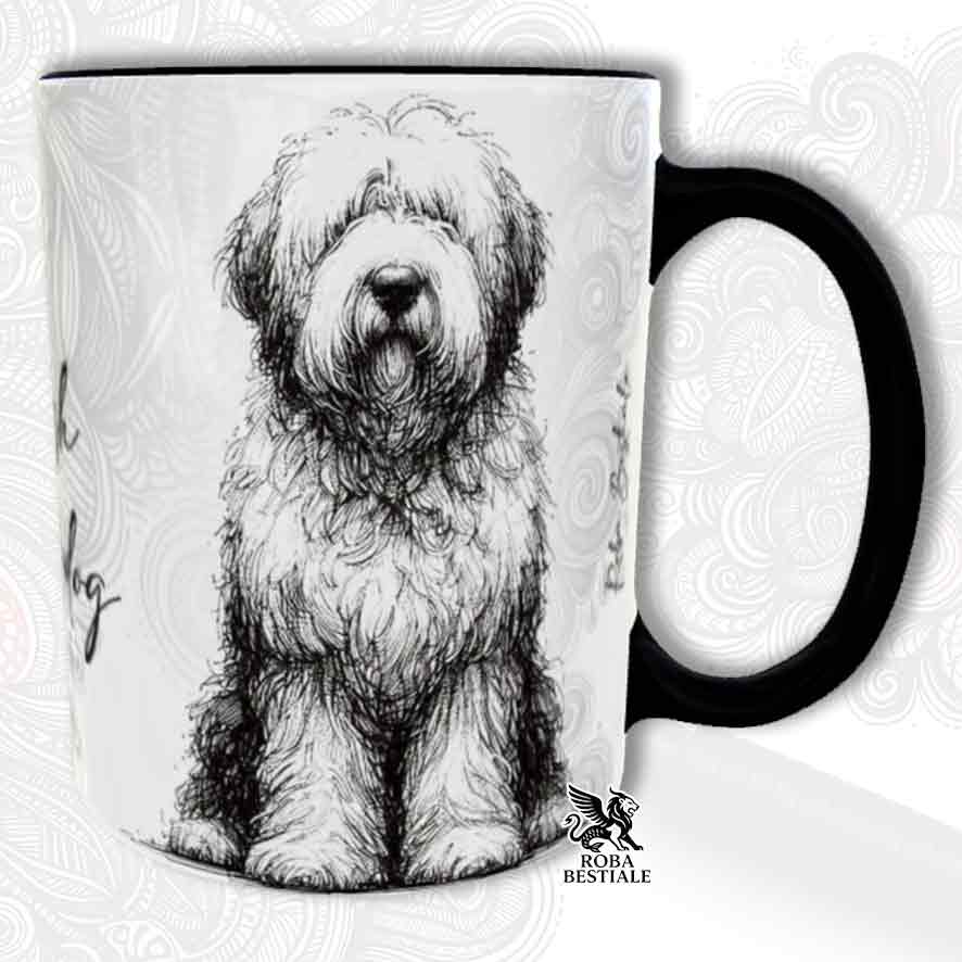 Tazza bianca con dettagli neri, stampata con un Old English Sheepdog, grafica Doodle