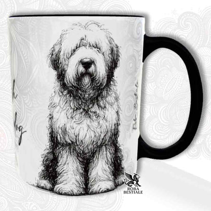 Tazza bianca con dettagli neri, stampata con un Old English Sheepdog, grafica Doodle