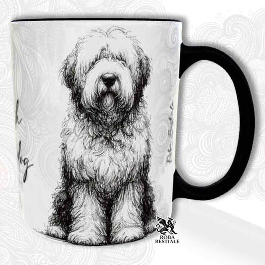 Tazza bianca con dettagli neri, stampata con un Old English Sheepdog, grafica Doodle