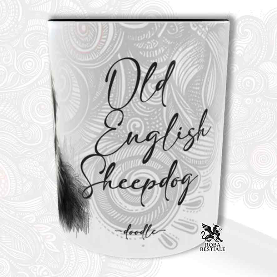 Tazza bianca con dettagli neri, stampata con un Old English Sheepdog, grafica Doodle