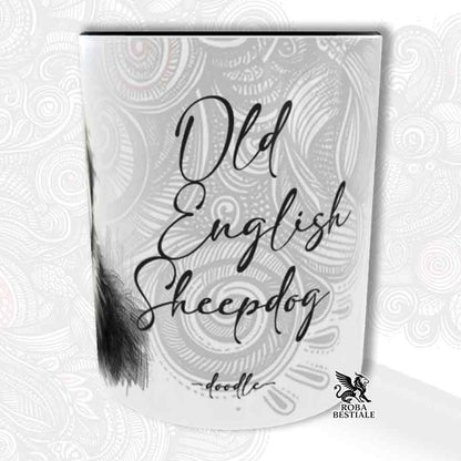 Tazza bianca con dettagli neri, stampata con un Old English Sheepdog, grafica Doodle